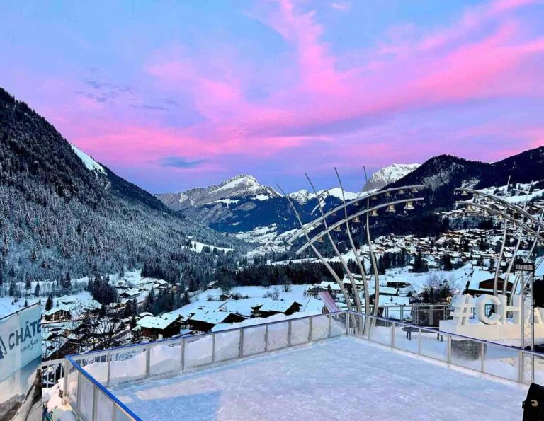 Village et montagnes enneigées de Châtel sous un ciel rose