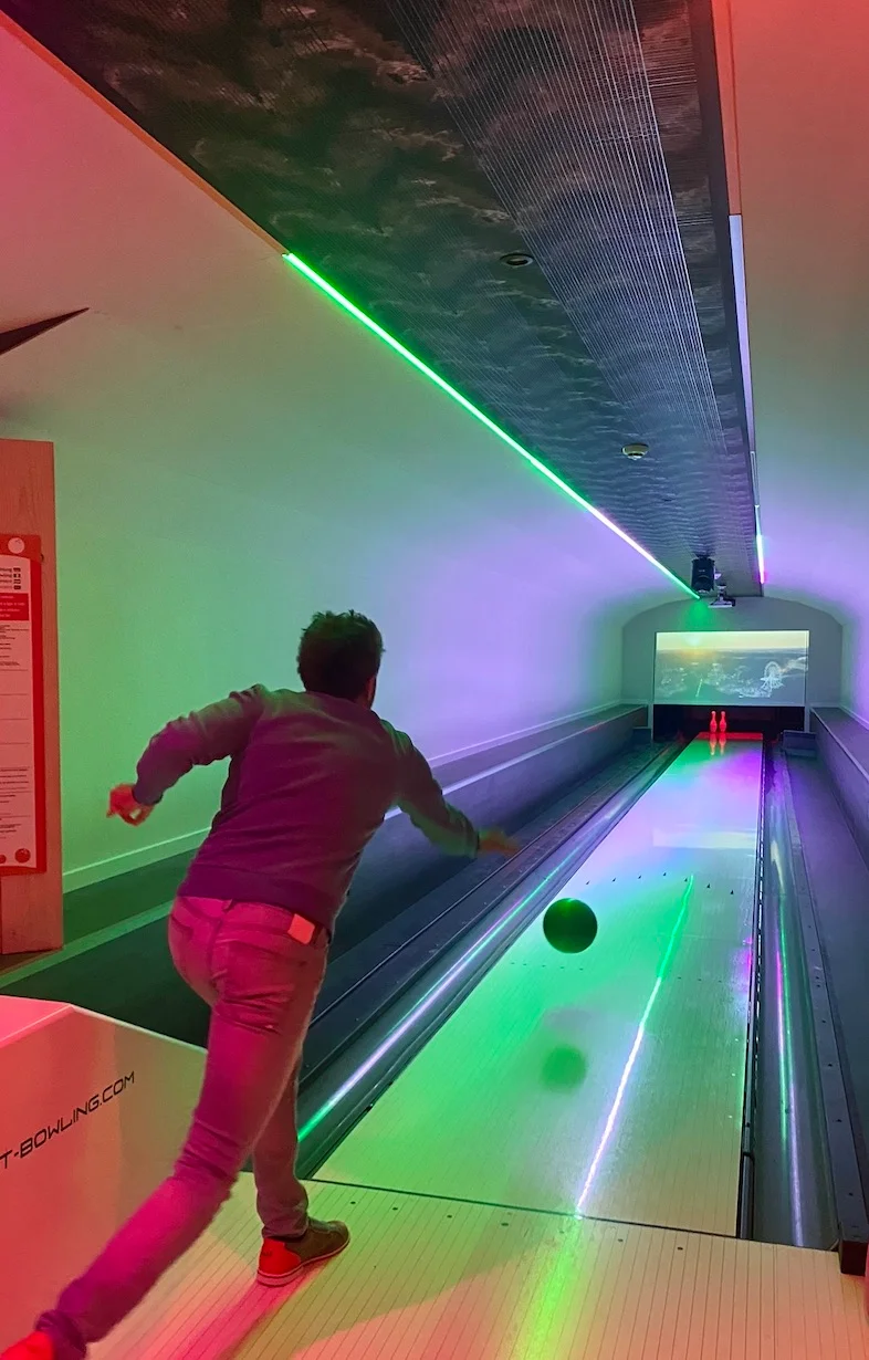 Piste de bowling intérieure avec éclairage coloré
