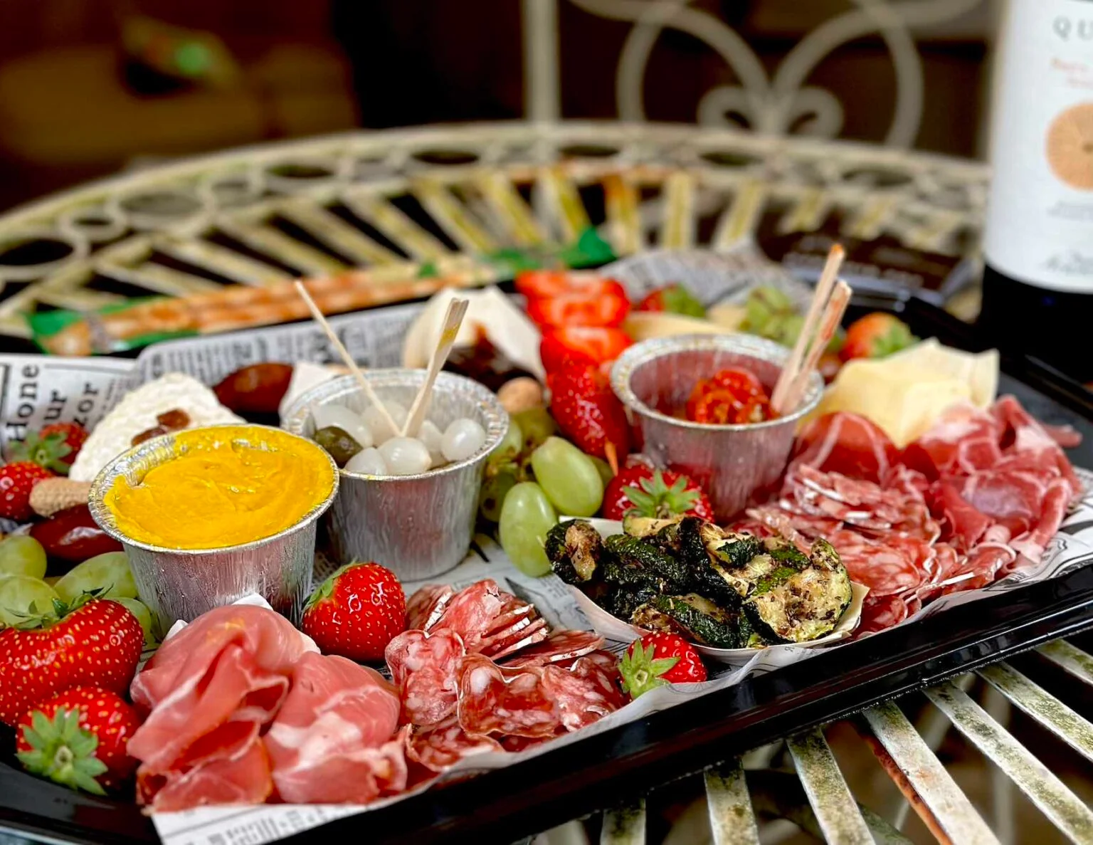 Planche apéritive avec charcuteries, fromages et légumes