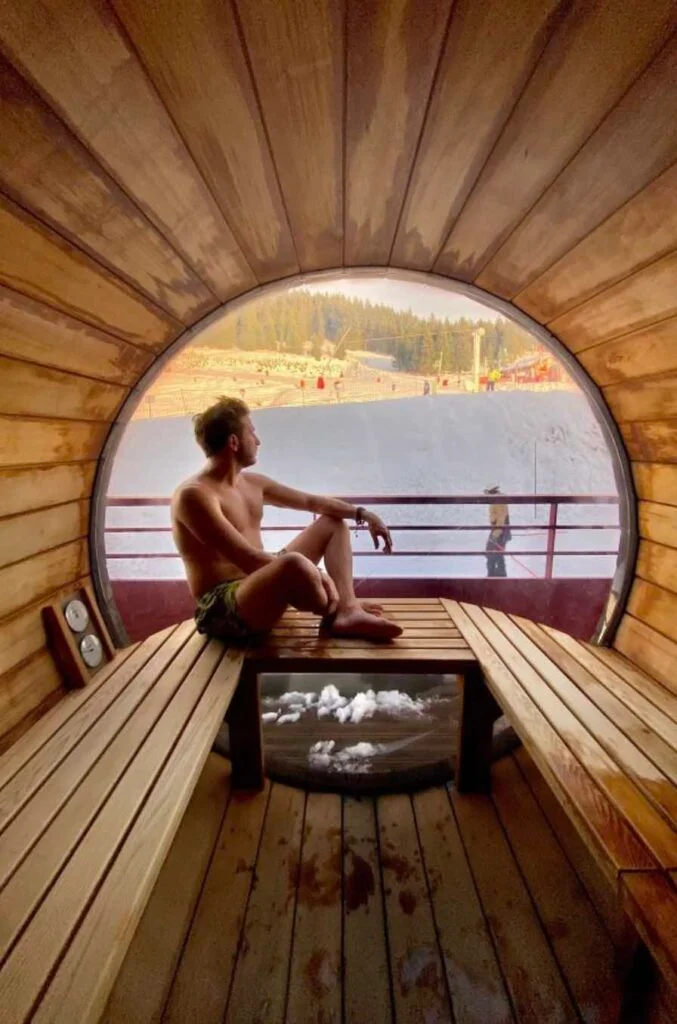 Sauna panoramique en bois donnant sur la neige à Châtel