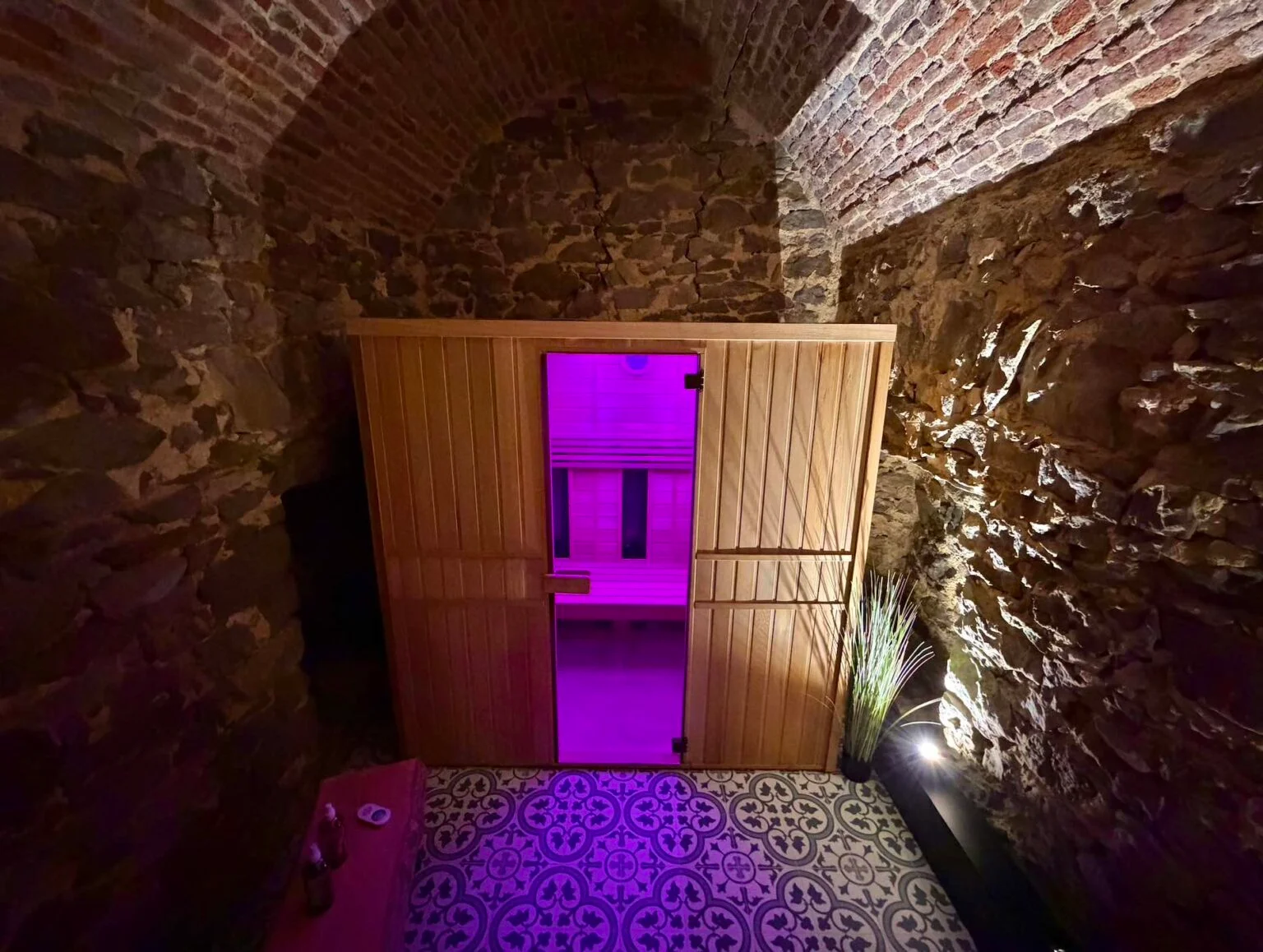 Sauna privatif installé sous une voûte de pierre du château