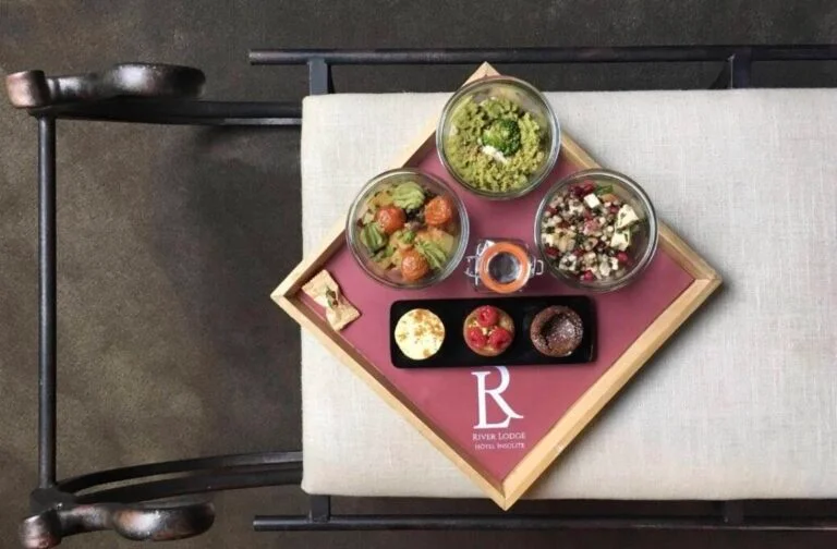 Plateau repas coloré préparé par River Lodge