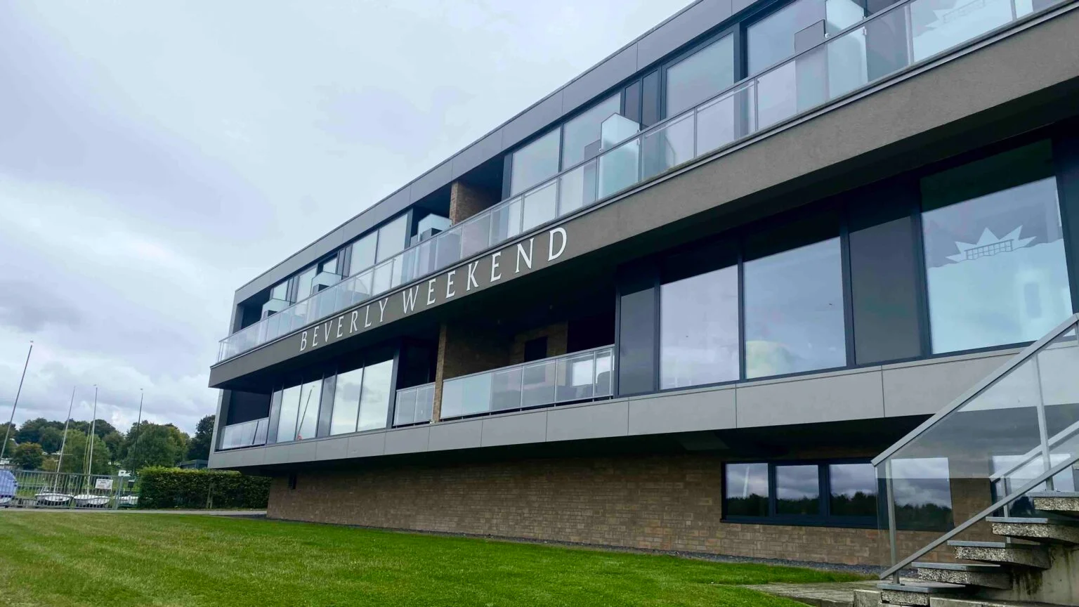 Façade contemporaine de Beverly Weekend face au lac de Bütgenbach