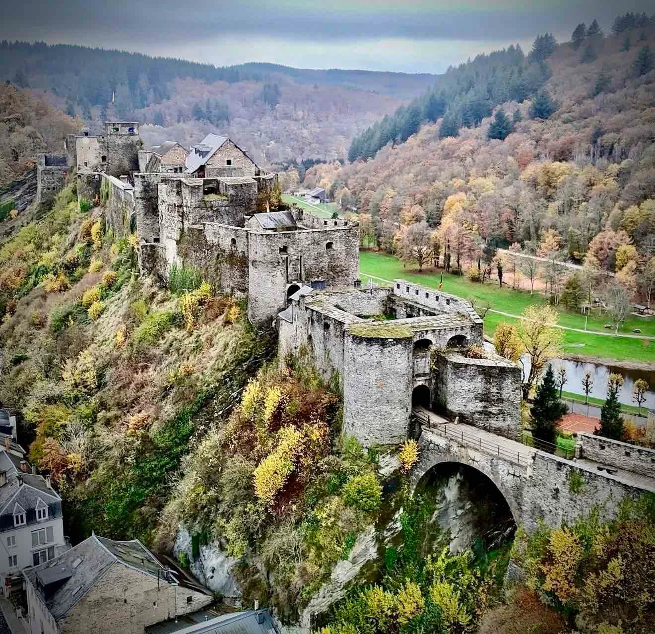 Château fort de Bouillon dominant la Semois et les forêts d’Ardenne