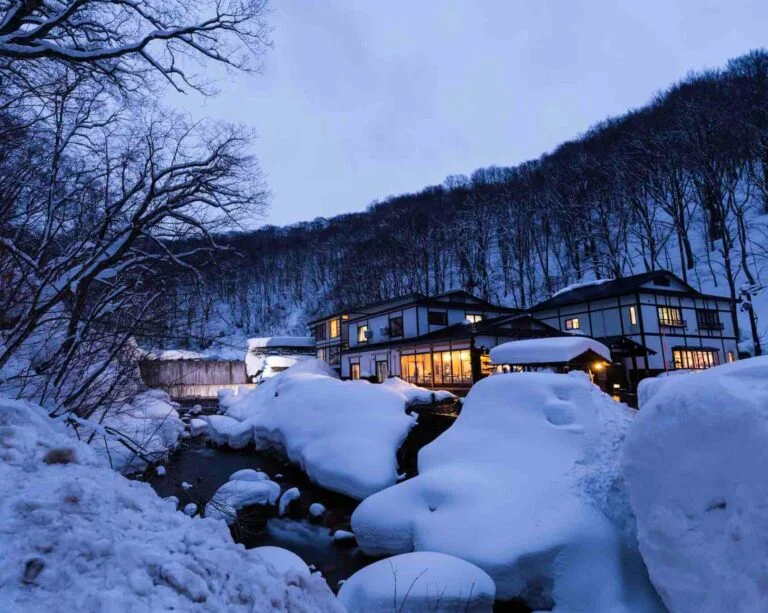 Chalet-hôtel entouré d’une épaisse couche de neige dans la vallée d’Abondance