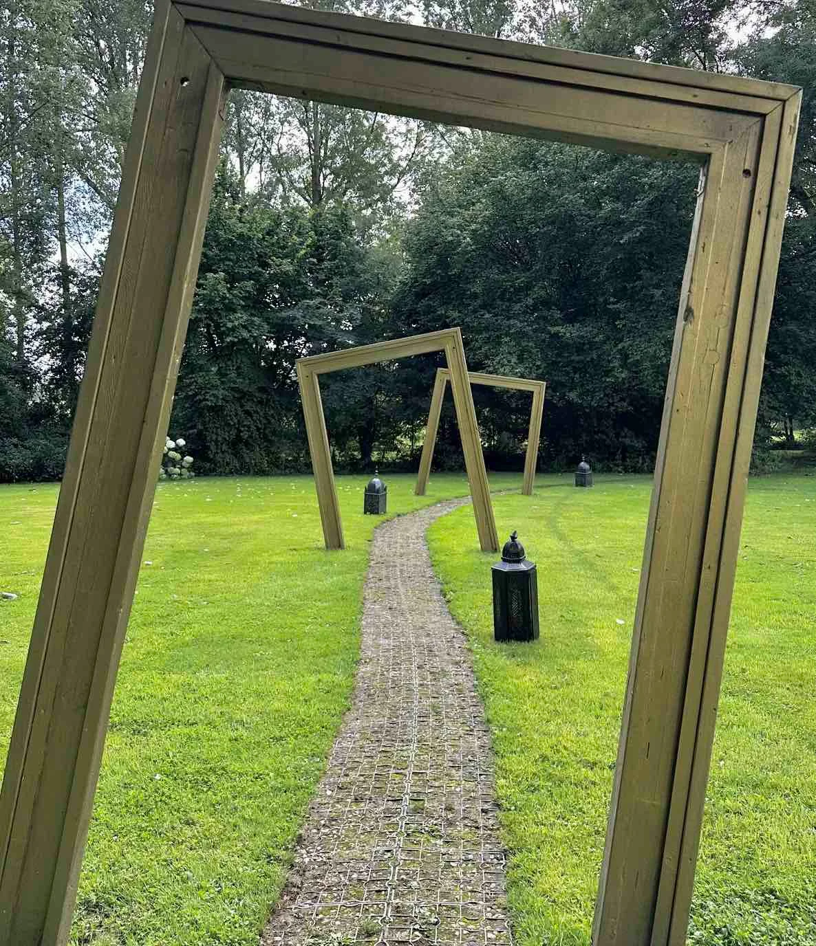 Chemin scénographié dans le jardin du Moulin des Saules