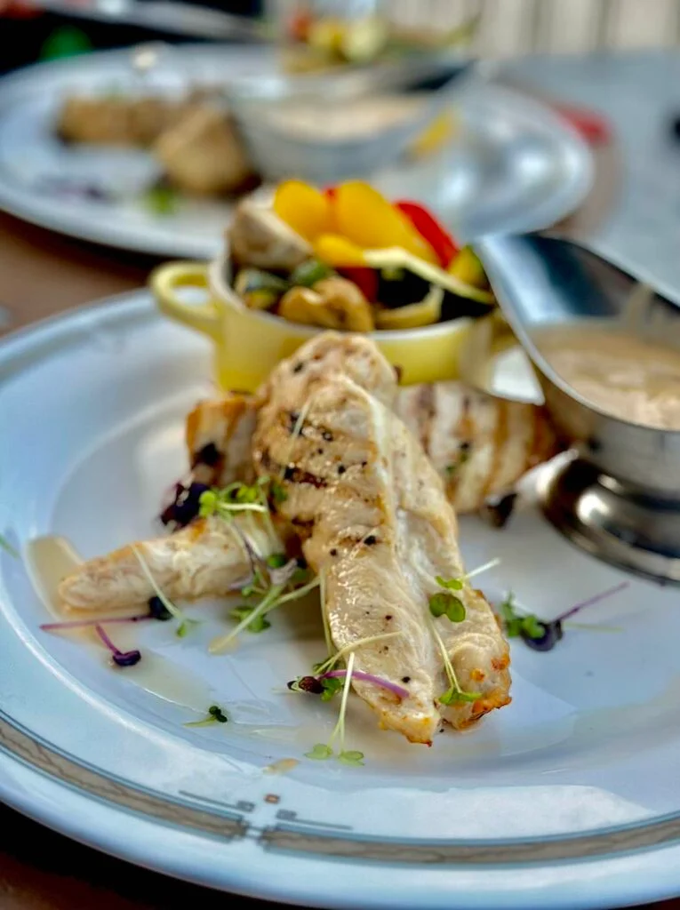 Plat de volaille et légumes servi à Vayamundo Houffalize
