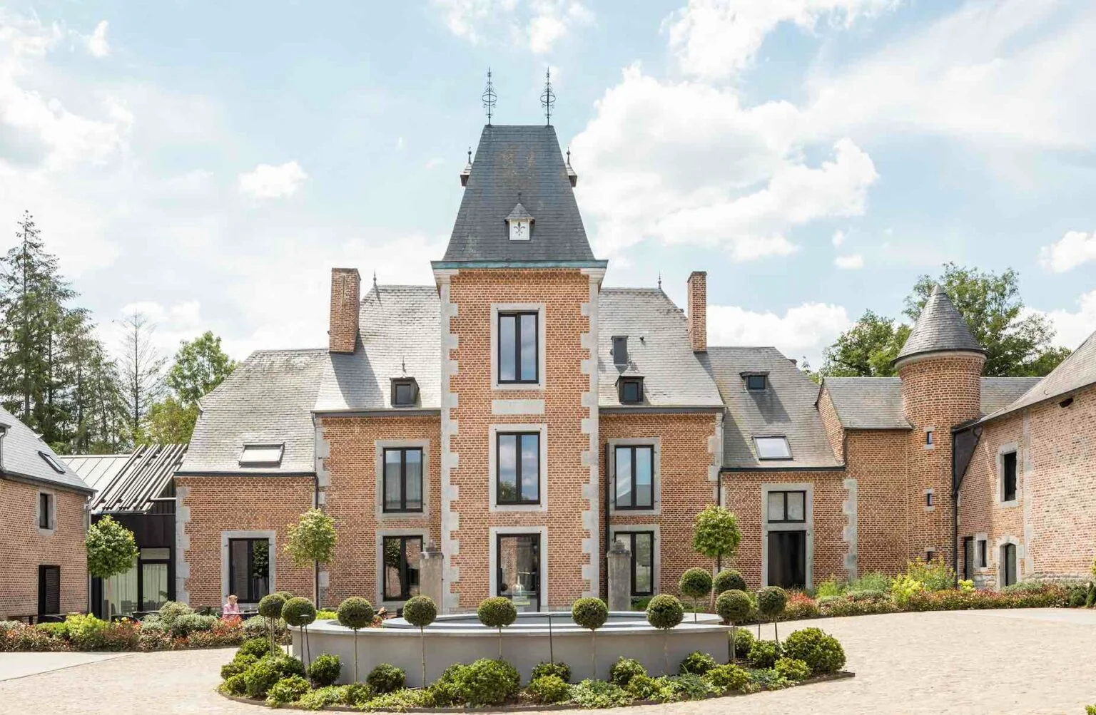 Le Château de Vignée entouré par la nature au bord de la Lesse