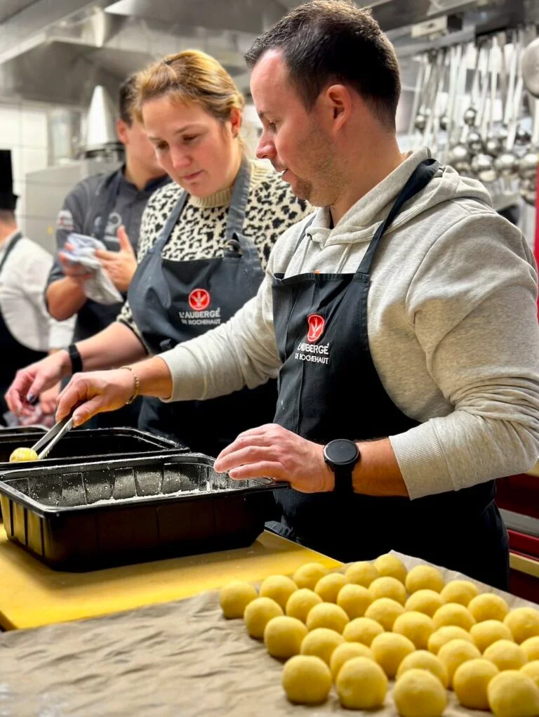 Participants à un atelier culinaire de l’Auberge de Rochehaut