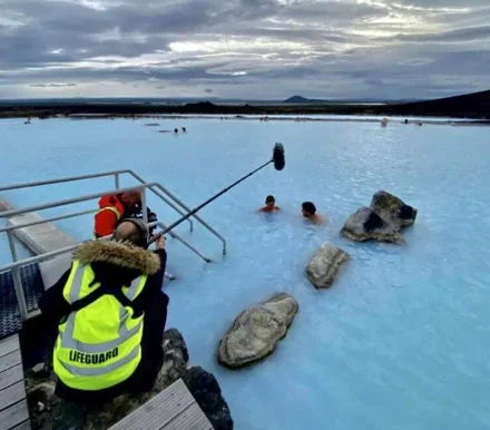 Baignade dans les eaux géothermales bleu pâle de Mývatn en Islande
