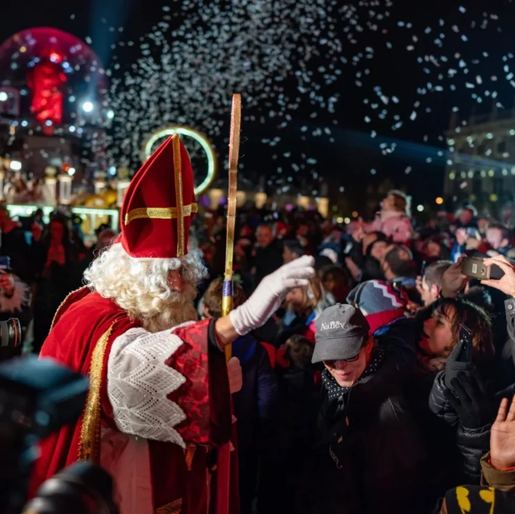 Saint Nicolas saluant la foule pendant le grand défilé de Nancy