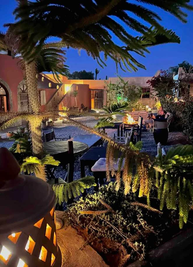 Jardin illuminé du Nid d’Aigle au Maroc