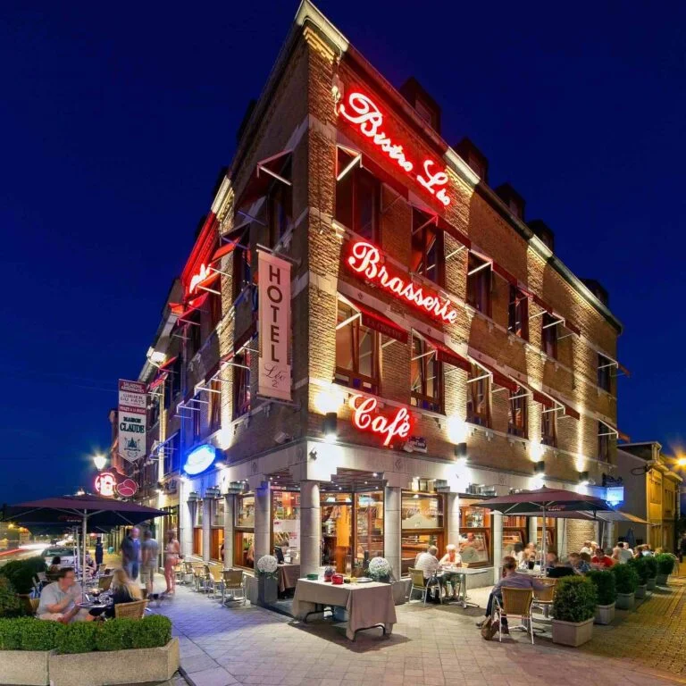 Façade éclairée du Bistro Léo à Bastogne en soirée