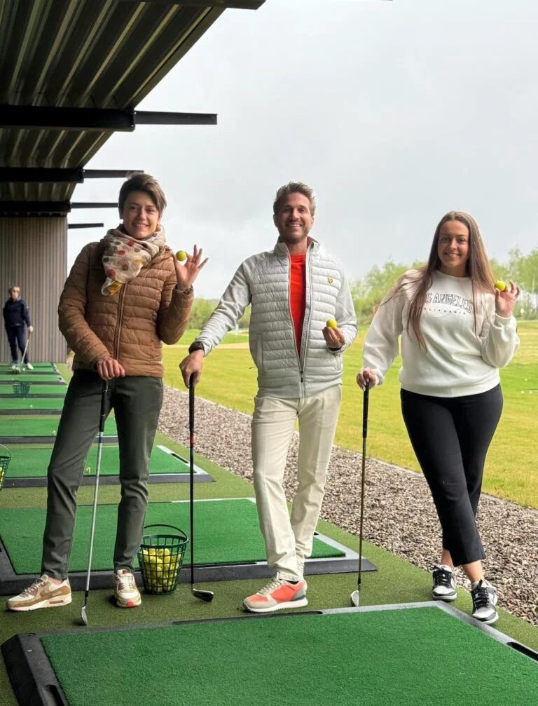 Voyageurs découvrant le practice de golf du Bois d’Arlon