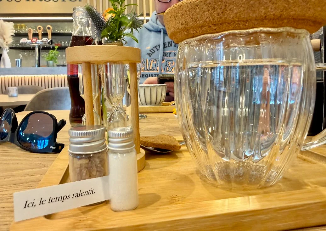 Table dressée au Repère Gourmand avec la phrase Ici, le temps ralentit