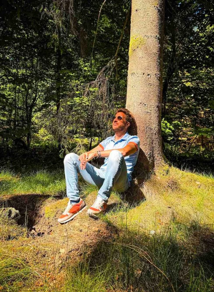 Promeneur faisant une pause dans une forêt ardennaise près de Bastogne