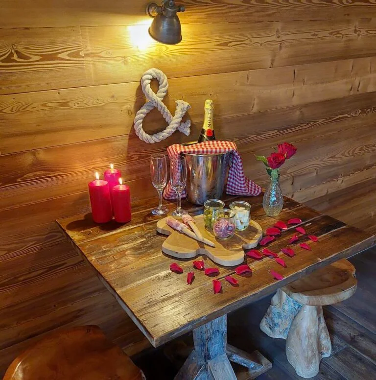 Table romantique préparée dans un lodge AquaLodge