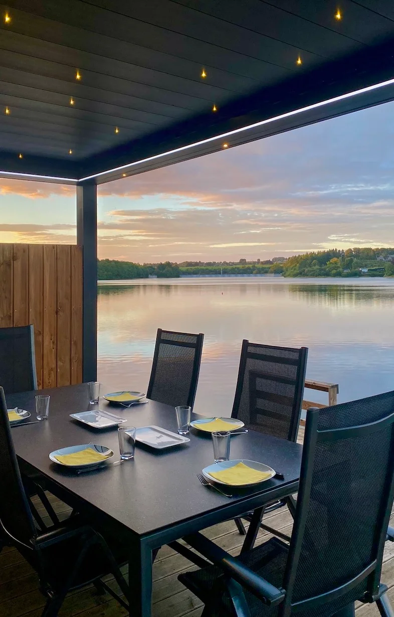 Table dressée sur une terrasse face au lac de Bütgenbach