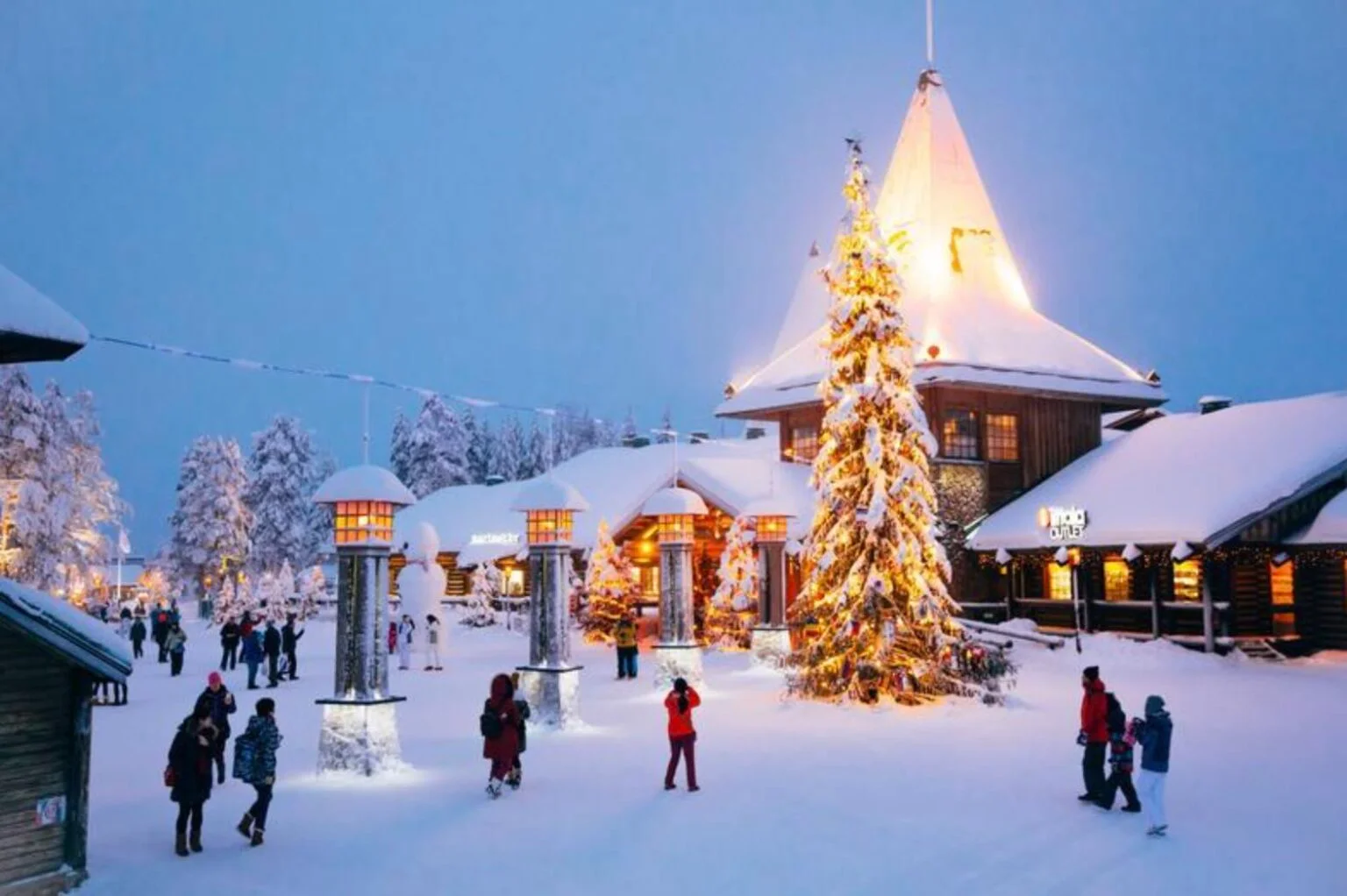 Village illuminé sous la neige en Laponie finlandaise