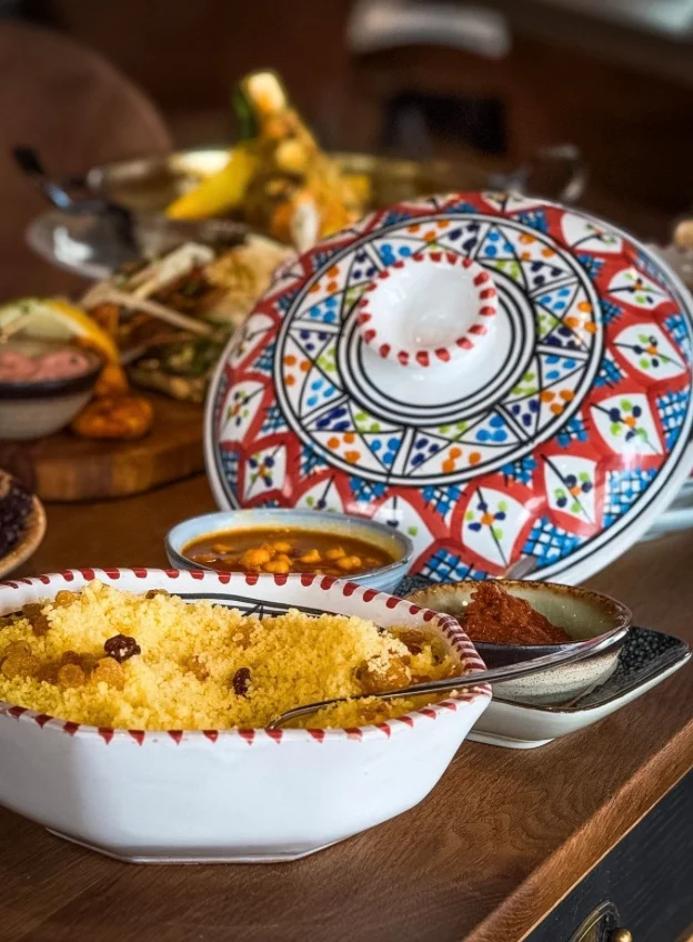 Couscous et plats méditerranéens servis au restaurant