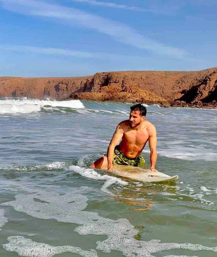 Surfeur dans les vagues près de Mirleft au Maroc