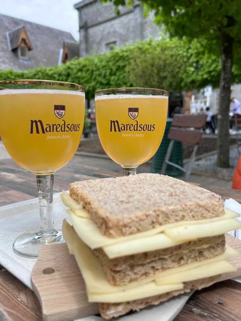 Bières et tartines au fromage de Maredsous servies près de l’abbaye