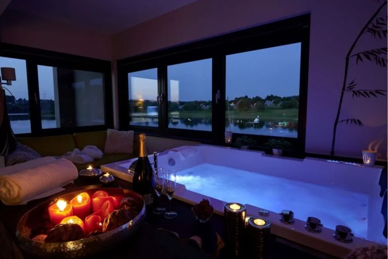 Bain à remous intérieur avec vue nocturne sur le lac de Bütgenbach