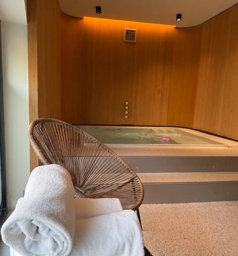Jacuzzi privatif dans l’espace wellness du Mercure Namur Hotel