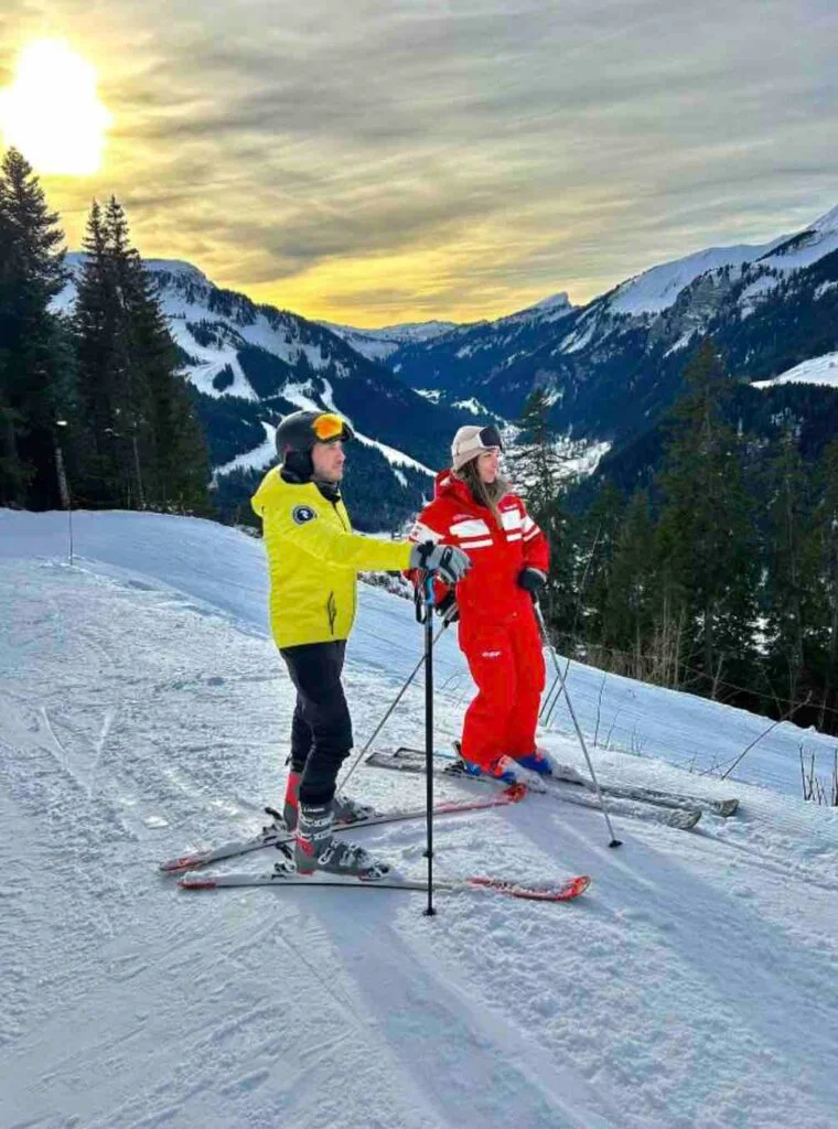 Cours de ski sur les pistes de Châtel avec vue sur la vallée