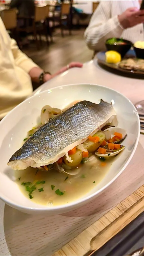 Plat de poisson et légumes servi au restaurant La Carte du Roi