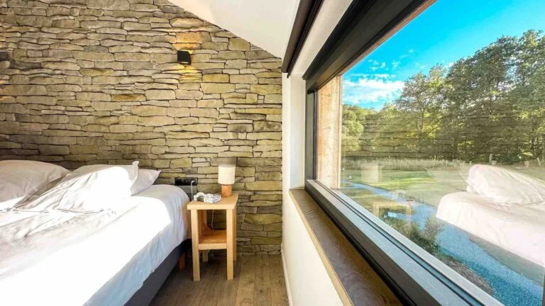 Chambre supérieure lumineuse avec vue sur la nature au Domaine de Bra