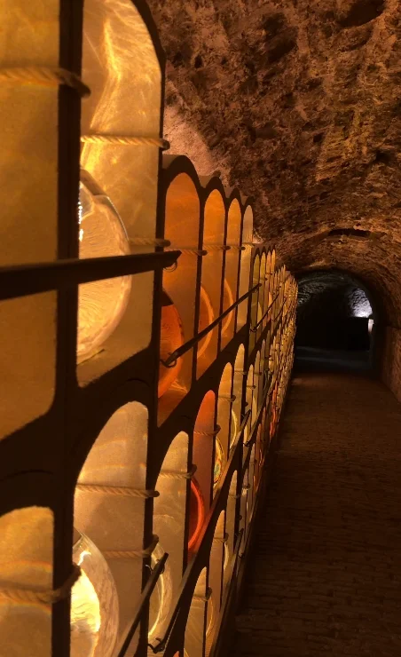 Flacons de parfum en maturation dans une galerie souterraine Guy Delforge