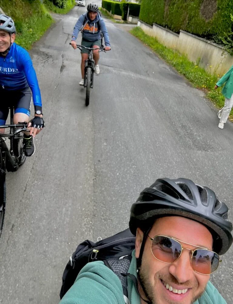 Groupe de cyclistes parcourant les routes autour de Lourdes