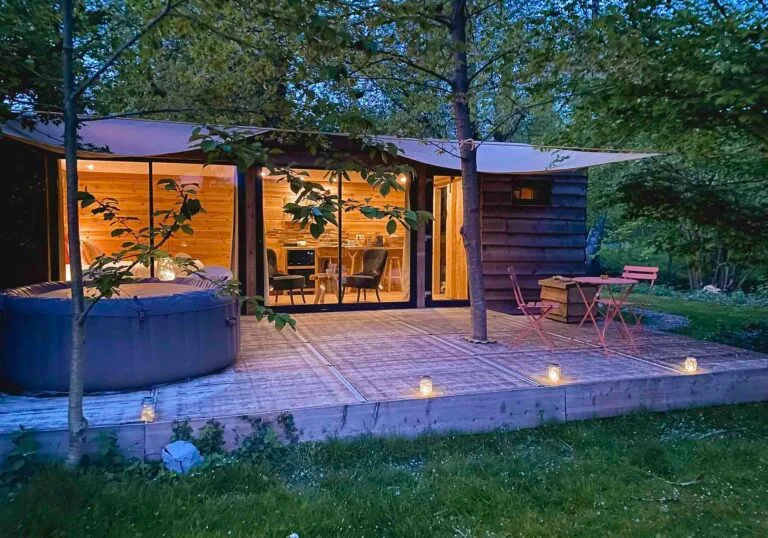 Cabane du Pêcheur et jacuzzi sur une terrasse boisée