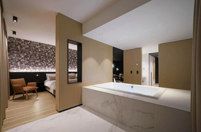 Suite de MY HOTEL Malmedy avec grande baignoire