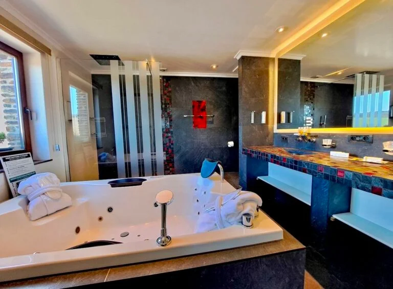 Salle de bain avec baignoire à bulles dans un hébergement de Rochehaut