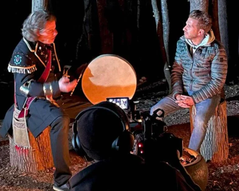 Échange autour d’un tambour lors d’une rencontre culturelle à Wendake