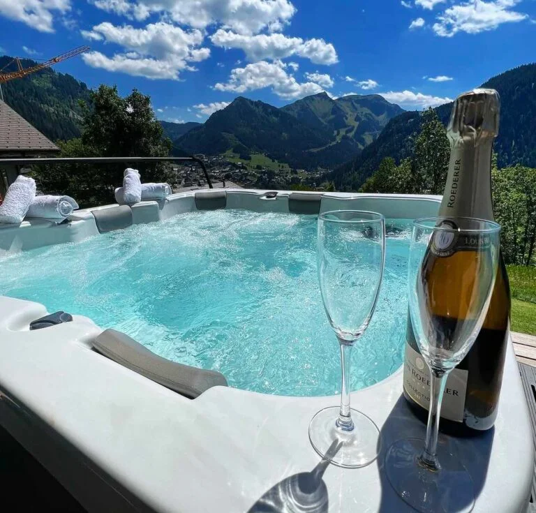 Jacuzzi extérieur avec vue sur les montagnes de Châtel en été