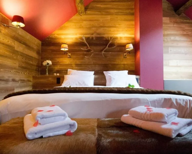Lit d’une suite aux boiseries de chalet à River Lodge