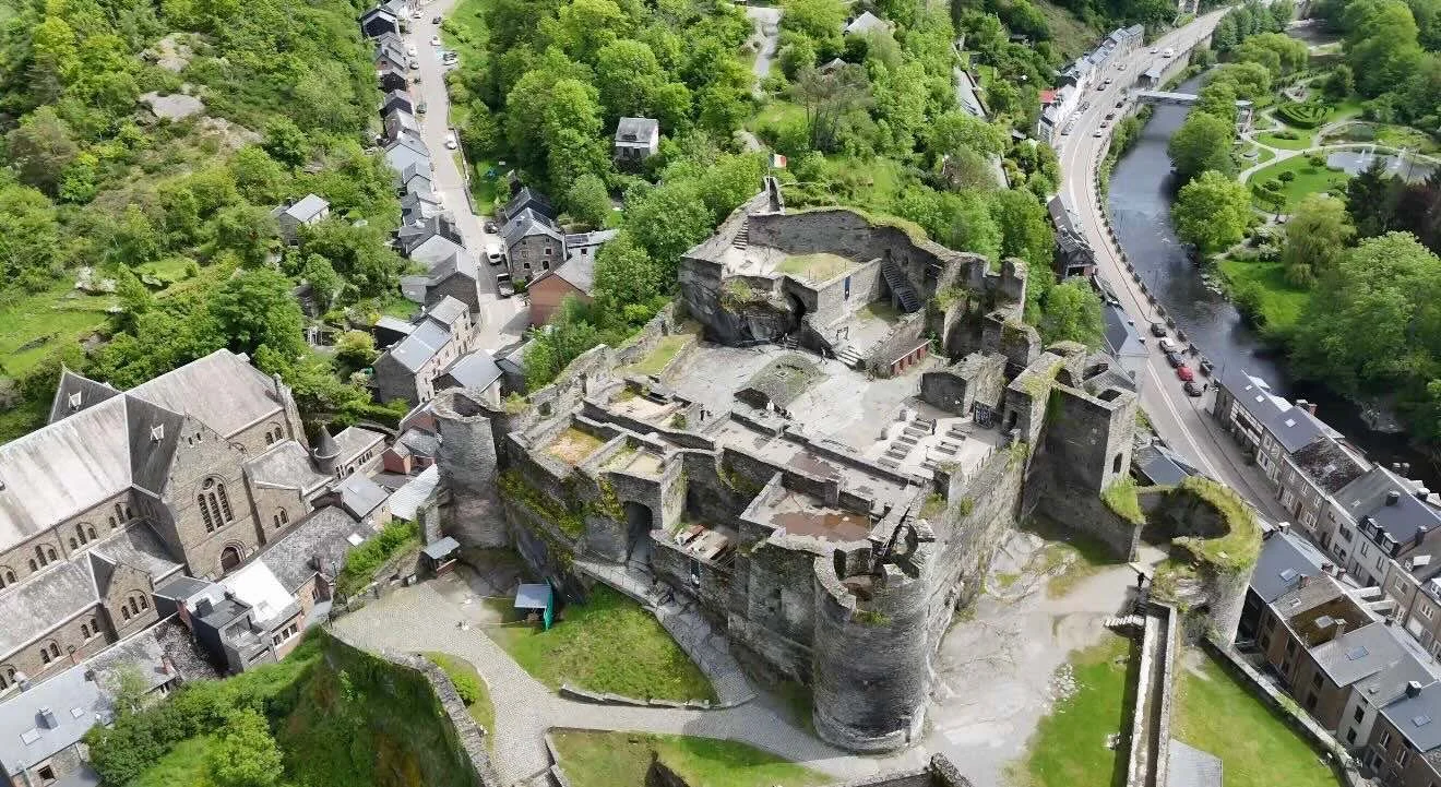 Vue aérienne des ruines du Château Féodal de La Roche-en-Ardenne