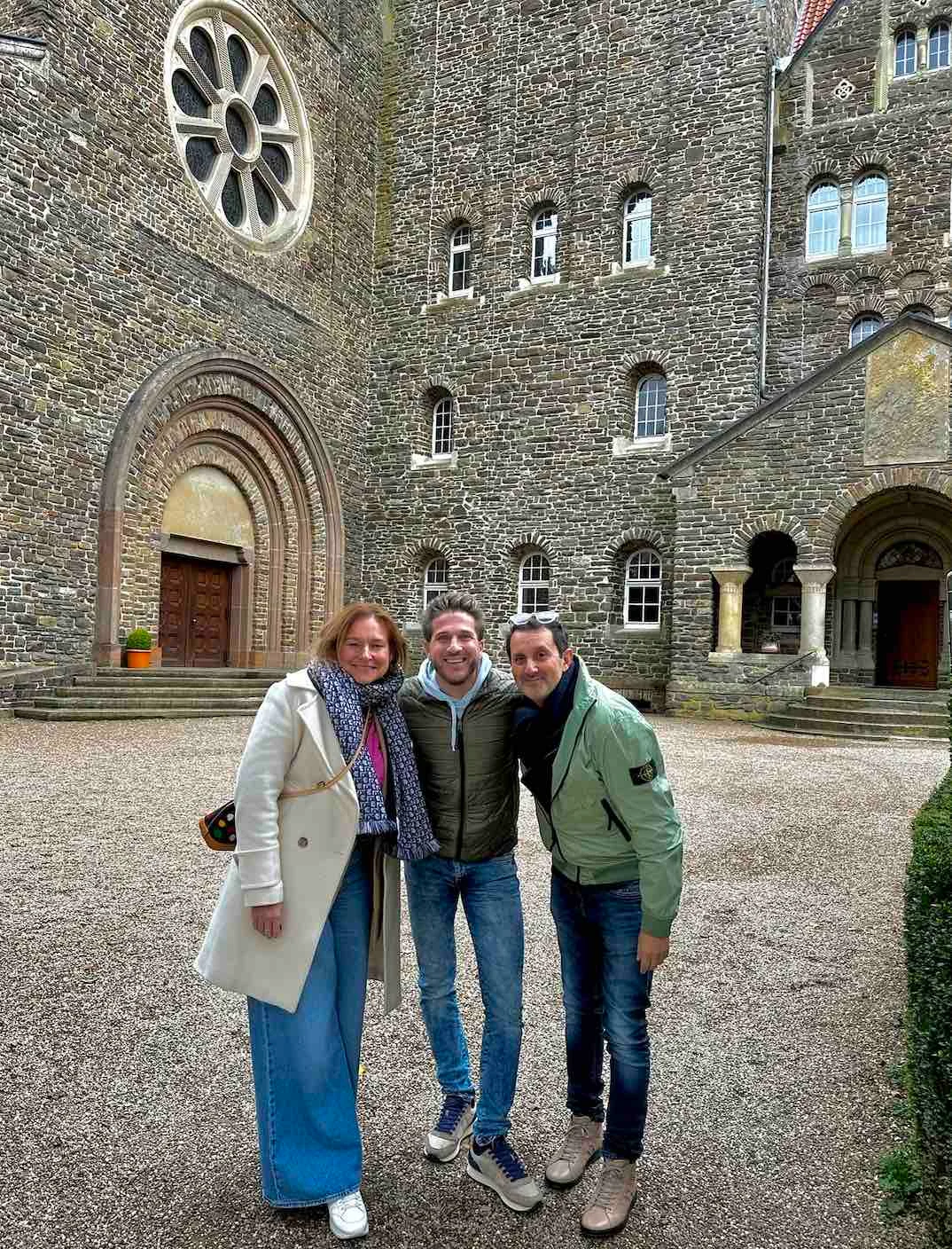 Visiteurs dans la cour de l’abbaye Saint-Maurice de Clervaux