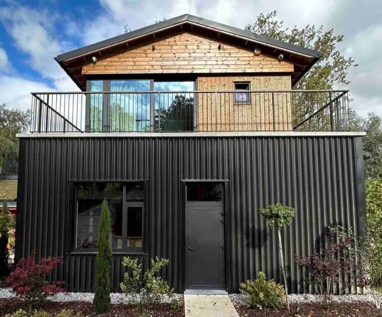 Le Chalet Rouge du Domaine de Biamont avec son espace extérieur