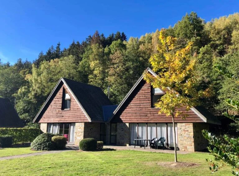 Cottages en pierre et bois dans le domaine du Val d’Arimont