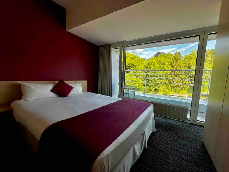 Chambre double de Vayamundo Houffalize avec vue sur la verdure