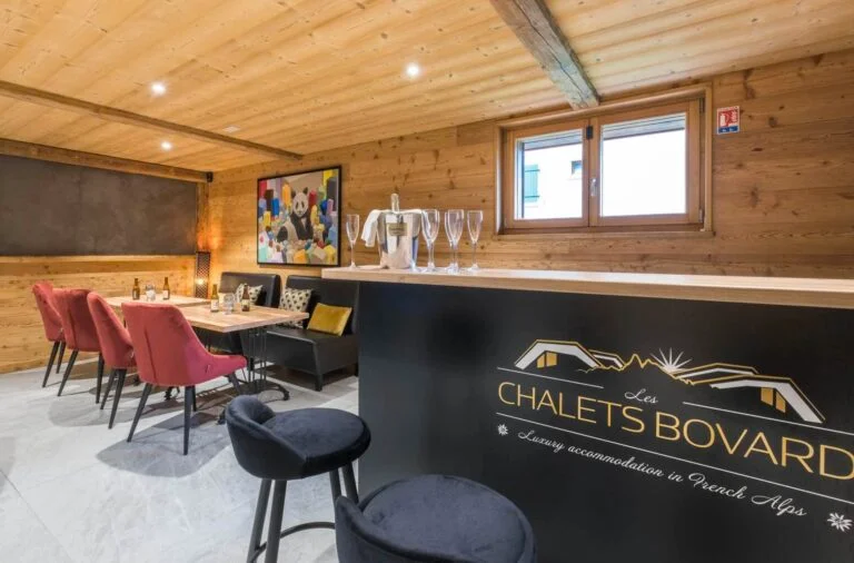 Espace bar en bois des Chalets Bovard à Châtel