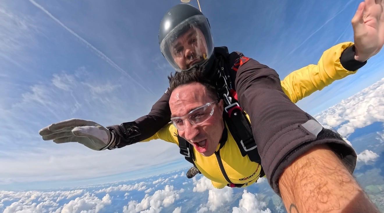 Gary de Radio Contact lors de son saut en parachute tandem chez Skydive Spa