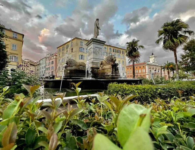 Fontaine aux lions et statue de Napoléon sur la place Foch à Ajaccio