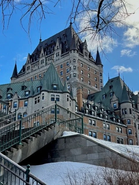 Château Frontenac dominant le Vieux-Québec