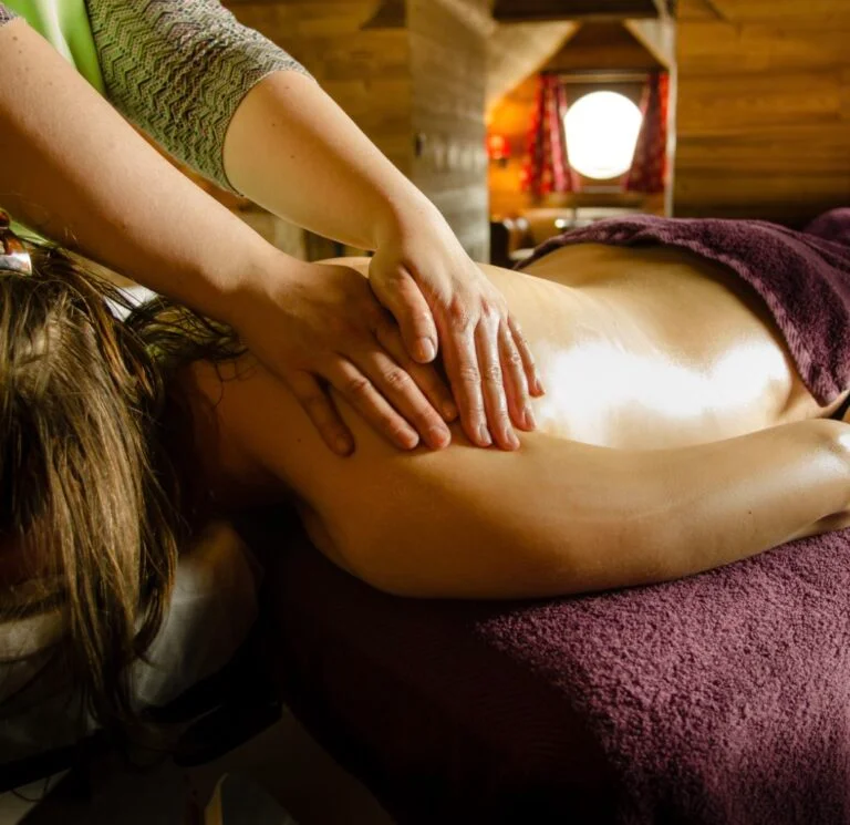 Massage proposé dans l’intimité d’un lodge AquaLodge