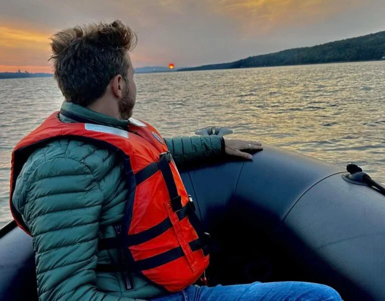 Navigation au coucher du soleil sur le Saint-Laurent
